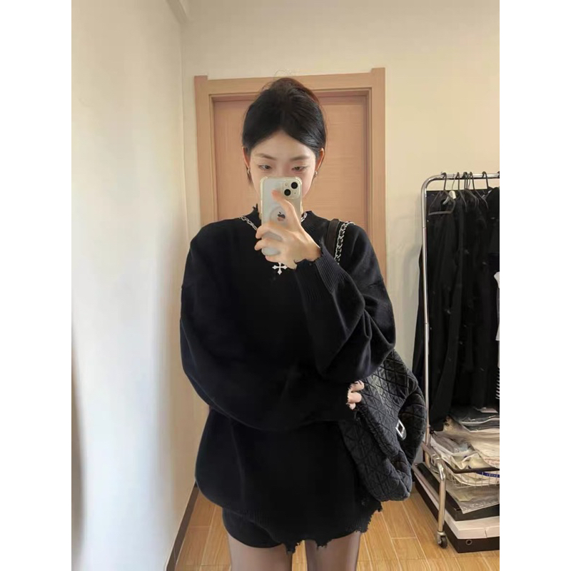 Áo len dệt kim LLJ dáng rộng hoạ tiết rách tua viền hai màu đen trắng thời trang thu đông 2023