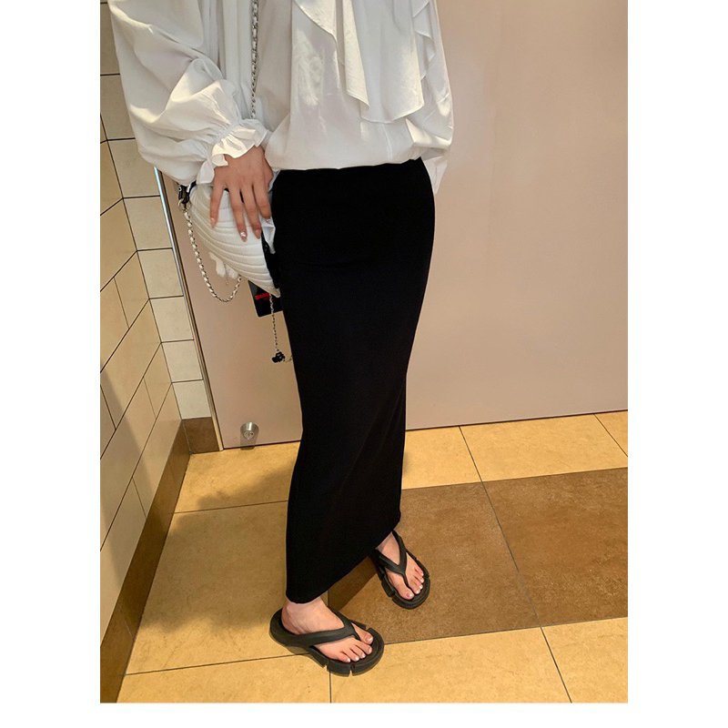 Chân váy ôm xẻ sau+áo pull giấy dài tay