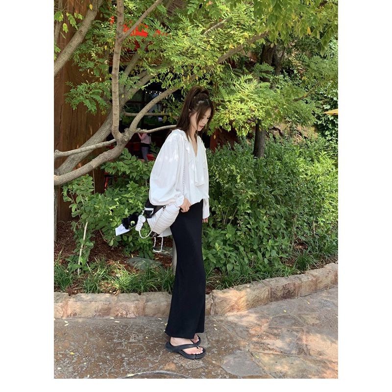 Chân váy ôm xẻ sau+áo pull giấy dài tay