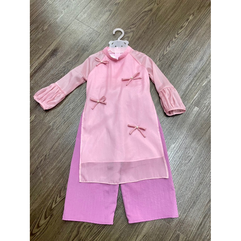 Áo dài tơ ánh cho mẹ và bé. Thiết kế đính nơ sang trọng phù hợp cho tiệc cưới, lễ tết. size đại cho bé đến 45kg