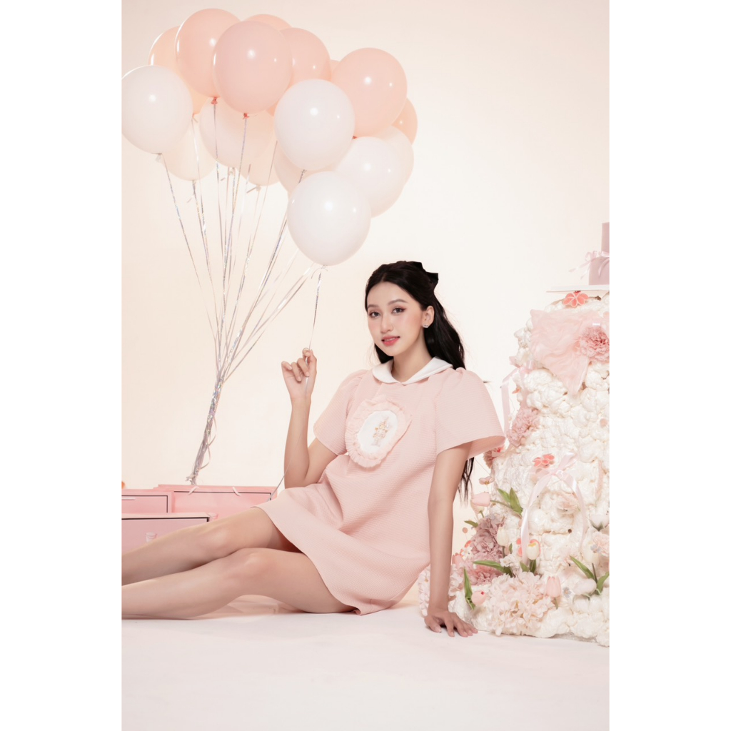 GLORIA DRESS VÁY XINH FORM XUÔNG TAY BỒNG HOẠ TIẾT LOGO IN NỔI PHỐI REN BÈO AGUJA