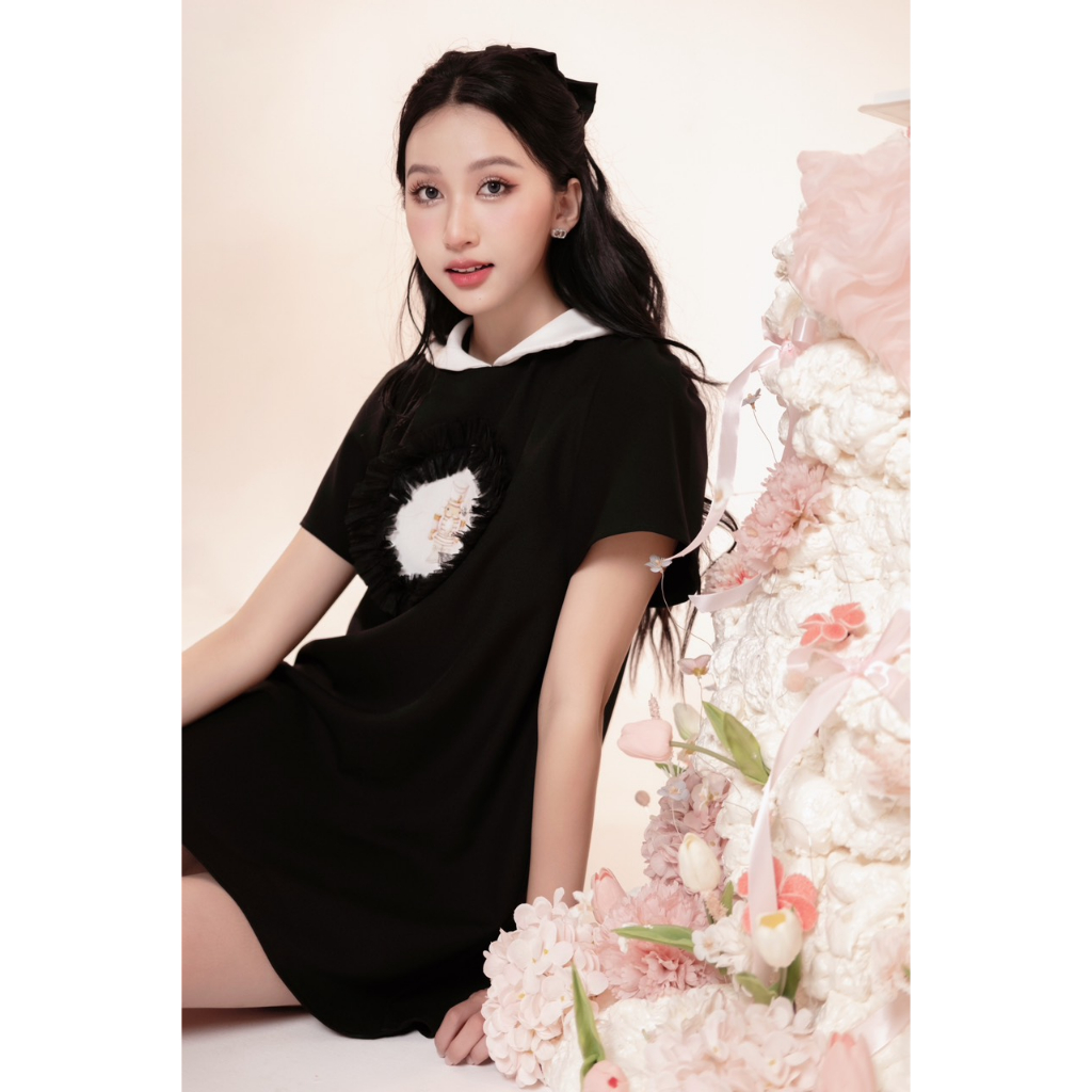 GLORIA DRESS VÁY XINH FORM XUÔNG TAY BỒNG HOẠ TIẾT LOGO IN NỔI PHỐI REN BÈO AGUJA