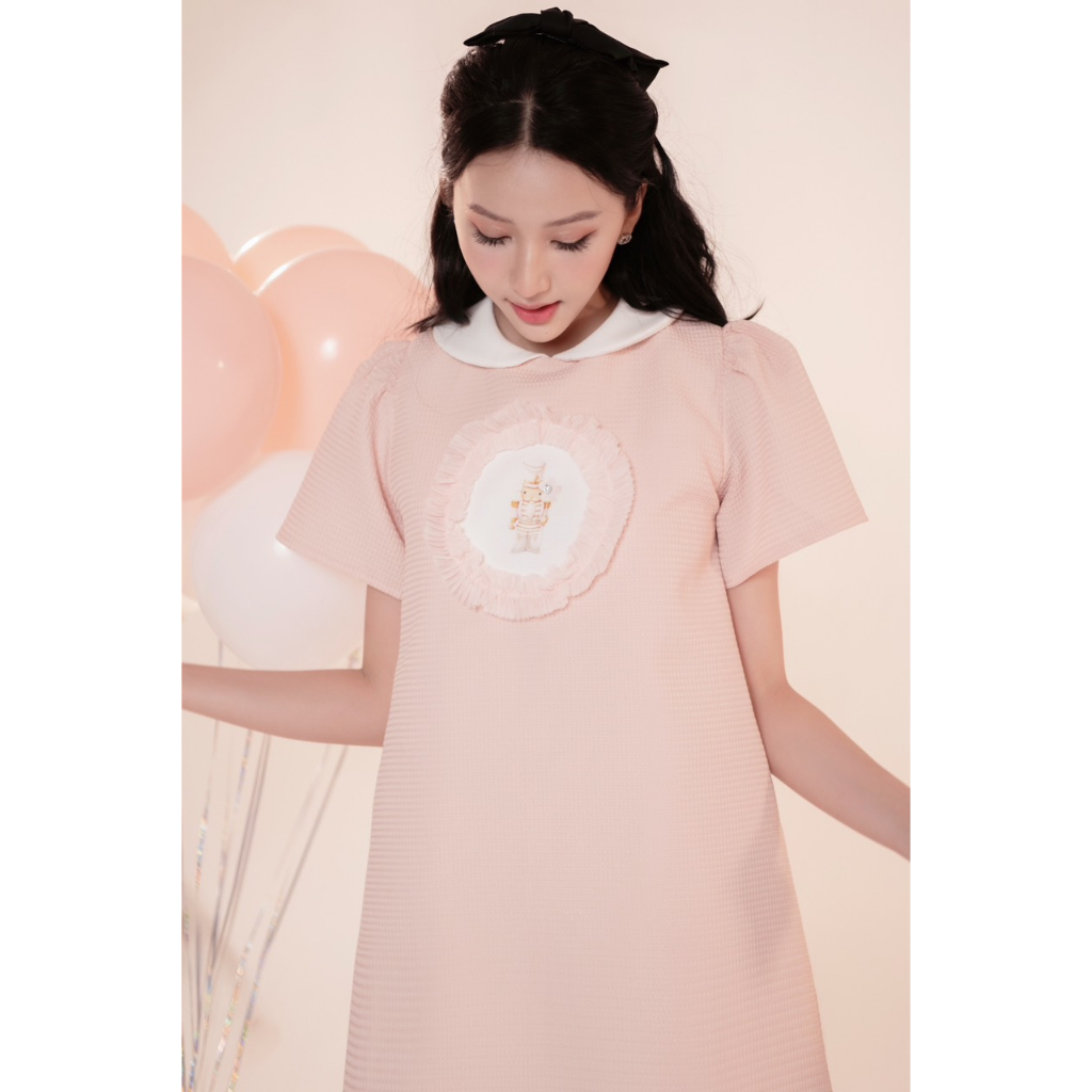GLORIA DRESS VÁY XINH FORM XUÔNG TAY BỒNG HOẠ TIẾT LOGO IN NỔI PHỐI REN BÈO AGUJA