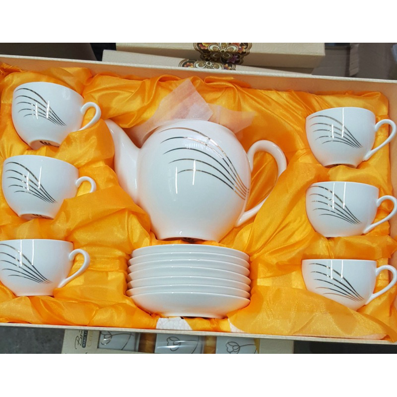 Bộ ấm chén sứ trắng kèm 7 đĩa Camellia 14-3