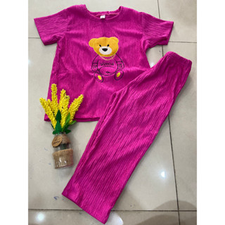   30-40kg  Set áo thêu gấu có nơ sau lưng + quần dài  vải xốp siêu cute thoải mái cho bé gái mặc nhà đi chơi  DBM017  