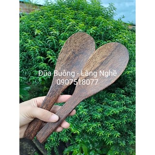 Vá, môi múc cơm, được làm từ Sóng Lá Buông già