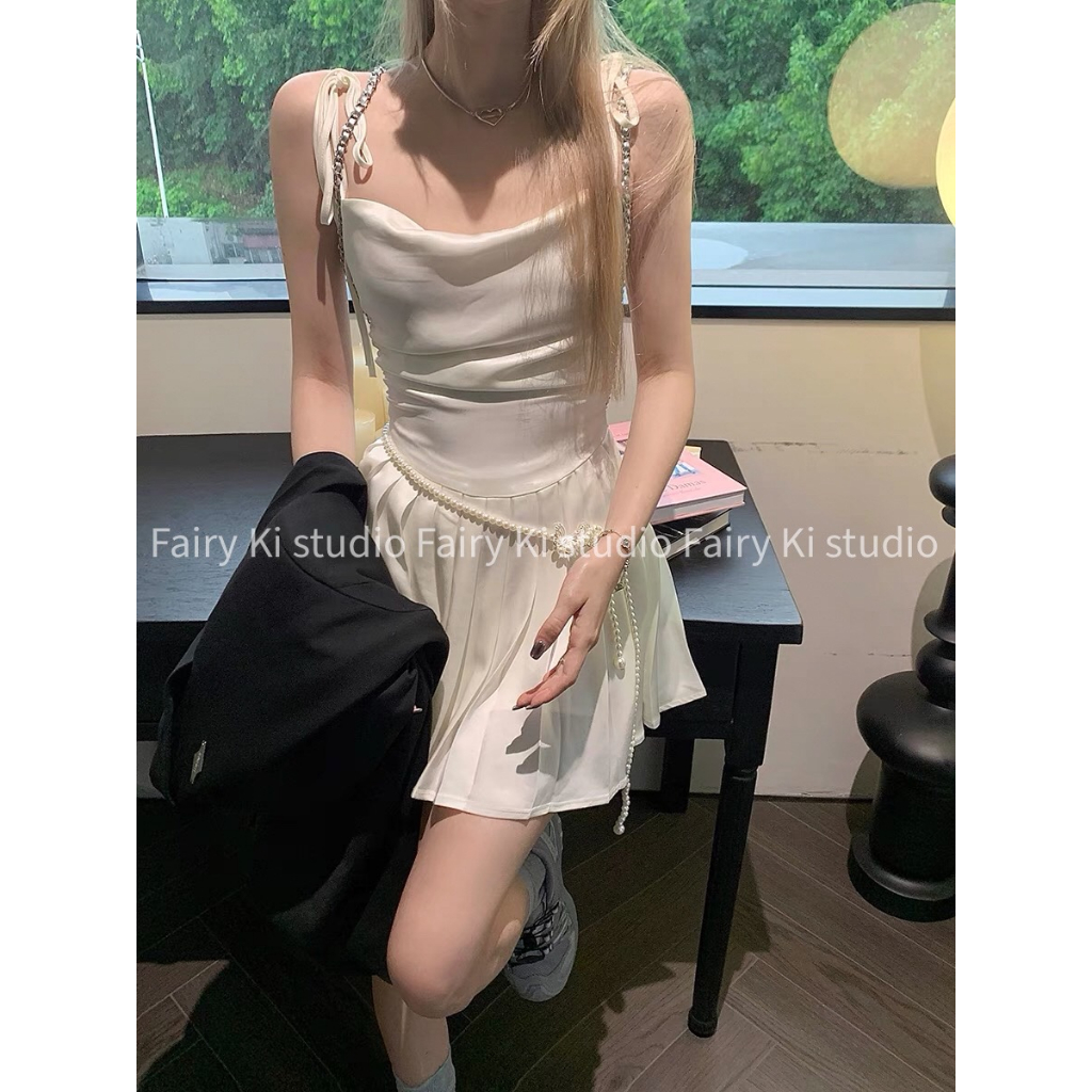Váy trắng hai dây gợi cảm mùa thu 2023 thiết kế tinh tế kèm đai hạt ngọc quyến rũ