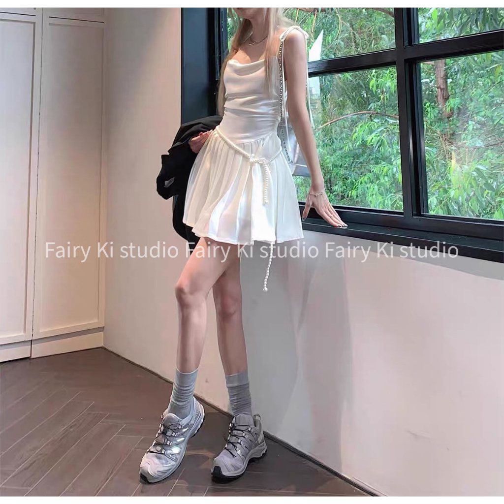 Váy trắng hai dây gợi cảm mùa thu 2023 thiết kế tinh tế kèm đai hạt ngọc quyến rũ