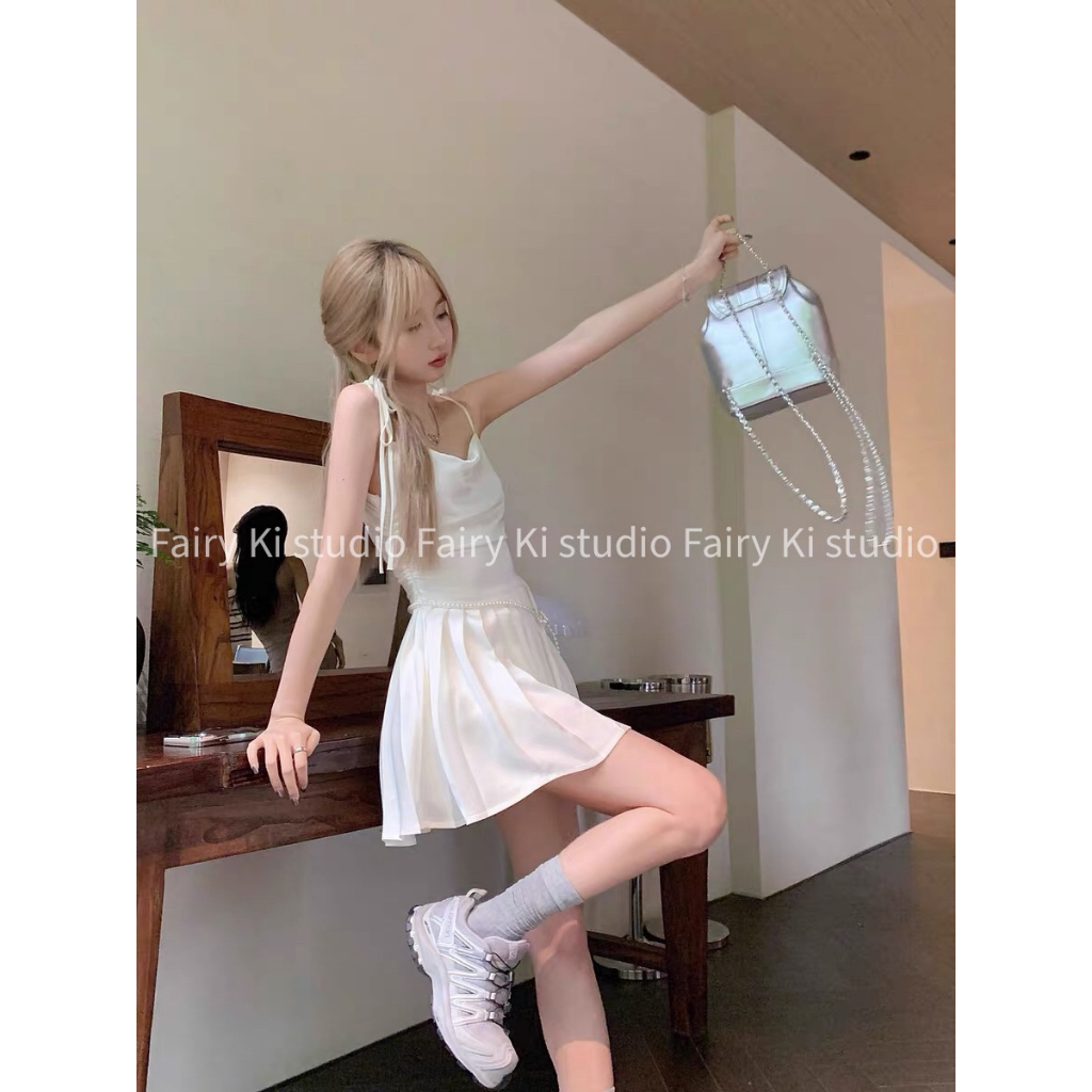 Váy trắng hai dây gợi cảm mùa thu 2023 thiết kế tinh tế kèm đai hạt ngọc quyến rũ