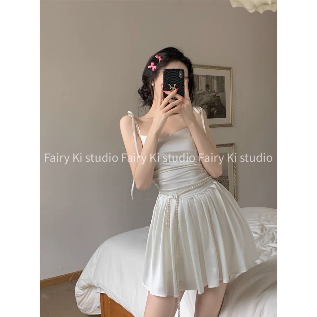 Váy trắng hai dây gợi cảm mùa thu 2023 thiết kế tinh tế kèm đai hạt ngọc quyến rũ