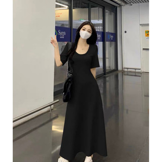 Đầm đen cổ tròn basic form dài