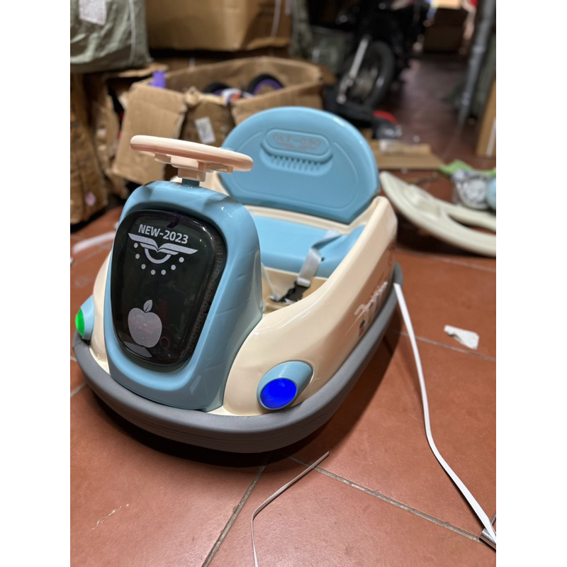 Xe xoay 360 độ hình QUẢ TÁO C-30 mẫu mới nhất 2023