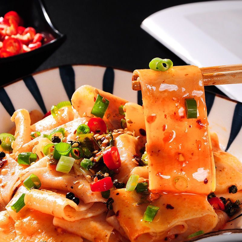 Mì trộn chua cay Tứ Xuyên, mì sợi dẹt trộn chua cay hiệu Cô Đầu Bếp - gói 105g