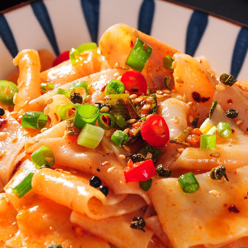 Mì trộn chua cay Tứ Xuyên, mì sợi dẹt trộn chua cay hiệu Cô Đầu Bếp - gói 105g