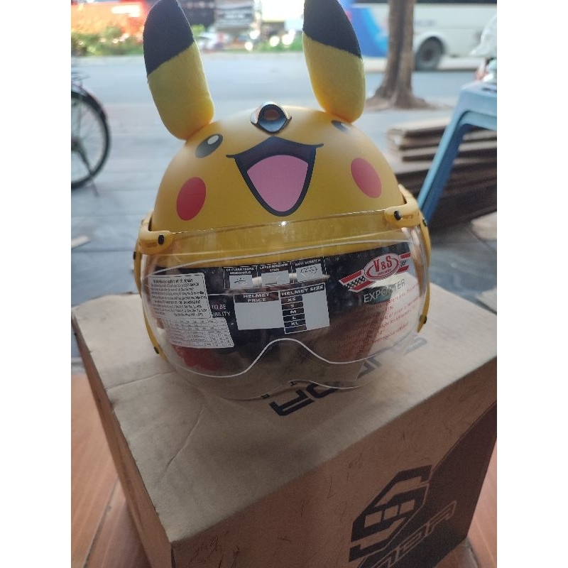 mũ bảo hiểm trẻ em có kính pikachu