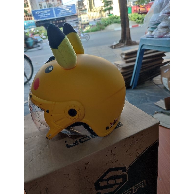 Mũ bảo hiểm trẻ em có kính pikachu