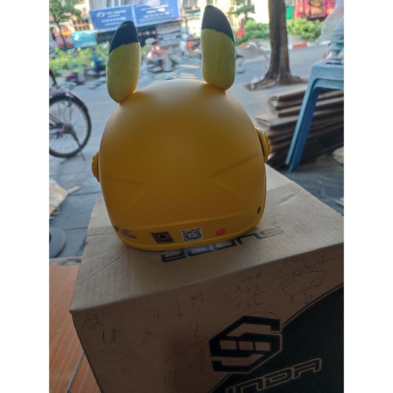 Mũ bảo hiểm trẻ em có kính pikachu