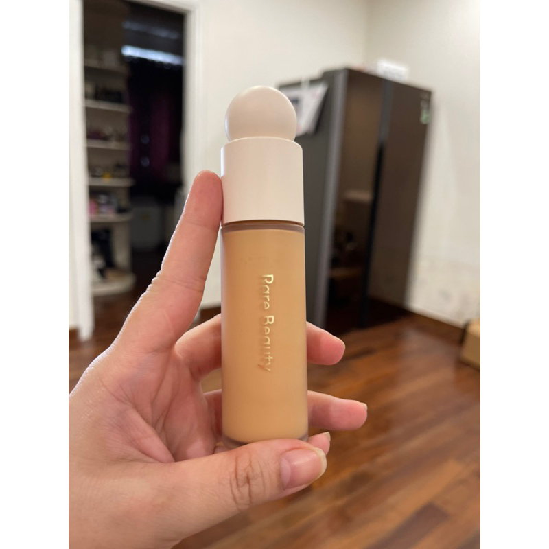 Kem nền 𝐑𝐚𝐫𝐞 𝐁𝐞𝐚𝐮𝐭𝐲 𝐋𝐢𝐪𝐮𝐢𝐝 𝐓𝐨𝐮𝐜𝐡 𝐖𝐞𝐢𝐠𝐡𝐭𝐥𝐞𝐬𝐬 30ml