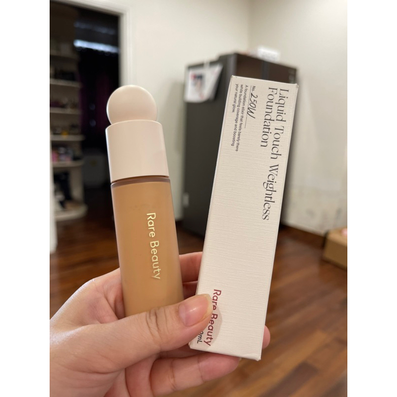 Kem nền 𝐑𝐚𝐫𝐞 𝐁𝐞𝐚𝐮𝐭𝐲 𝐋𝐢𝐪𝐮𝐢𝐝 𝐓𝐨𝐮𝐜𝐡 𝐖𝐞𝐢𝐠𝐡𝐭𝐥𝐞𝐬𝐬 30ml