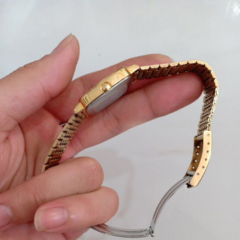 Đồng hồ nam nữ si nhật mặt tank vuông hiệu Q&Q mạ vàng phù hợp nam tay nhỏ với nữ tay to