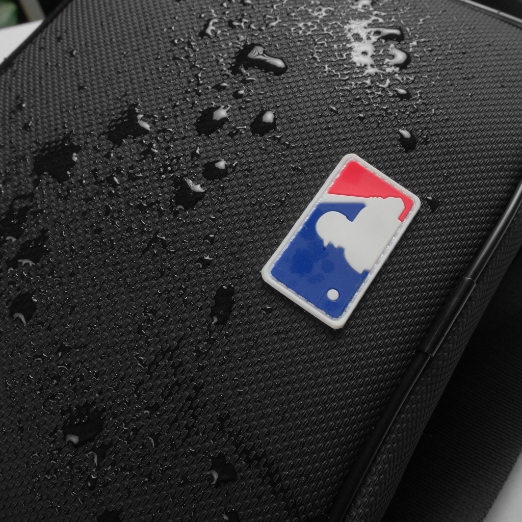 Túi đeo chéo Unisex MLB Slingbag logo NY kim loại đen không gỉ Form ngang 2 ngăn đựng ví điện thoại tiện lợi size 23