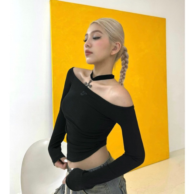 SWEET TOP - Áo trễ vai tay dài logo thêu