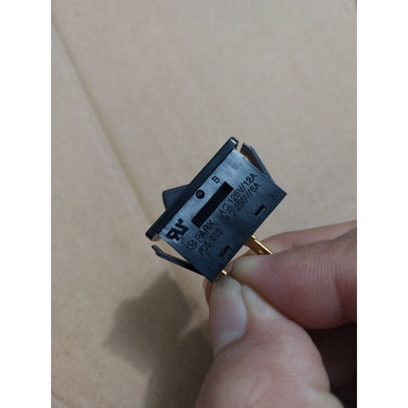 Công Tắc Bập Bênh 2 chân chĩnh hãng 6A 250V Công Tắc- là bậtO là tắtĐen trắng mini Công tắc bật/tắt:6A-250vAC ,12A-125v
