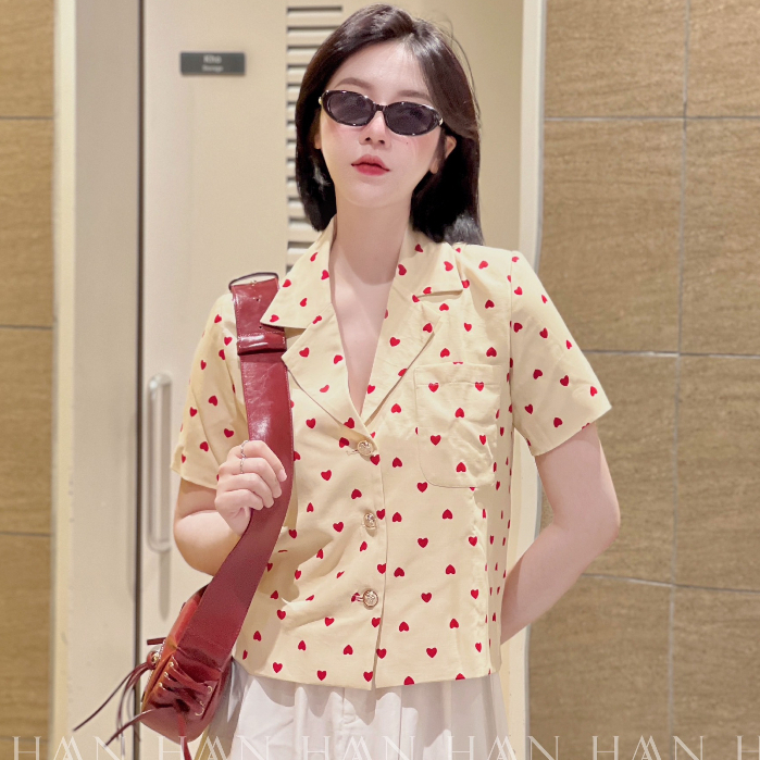 Áo sơ mi nữ cổ vest HAANDESIGN thiết kế công sở chất liệu đũi xước kèm cài áo, sợi cao cấp mềm đẹp hoạ tiết tim đỏ