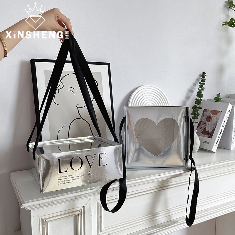 VỎ HỘP GIẤY HÌNH TIM NẮP MICA QUAI XÁCH