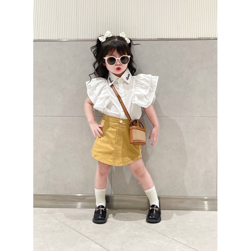 Áo sơmi thêu cổ chữ kèm chân váy kaki jean