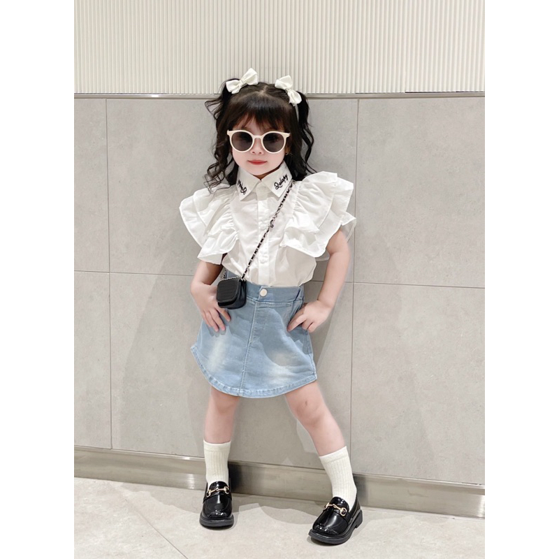 Áo sơmi thêu cổ chữ kèm chân váy kaki jean