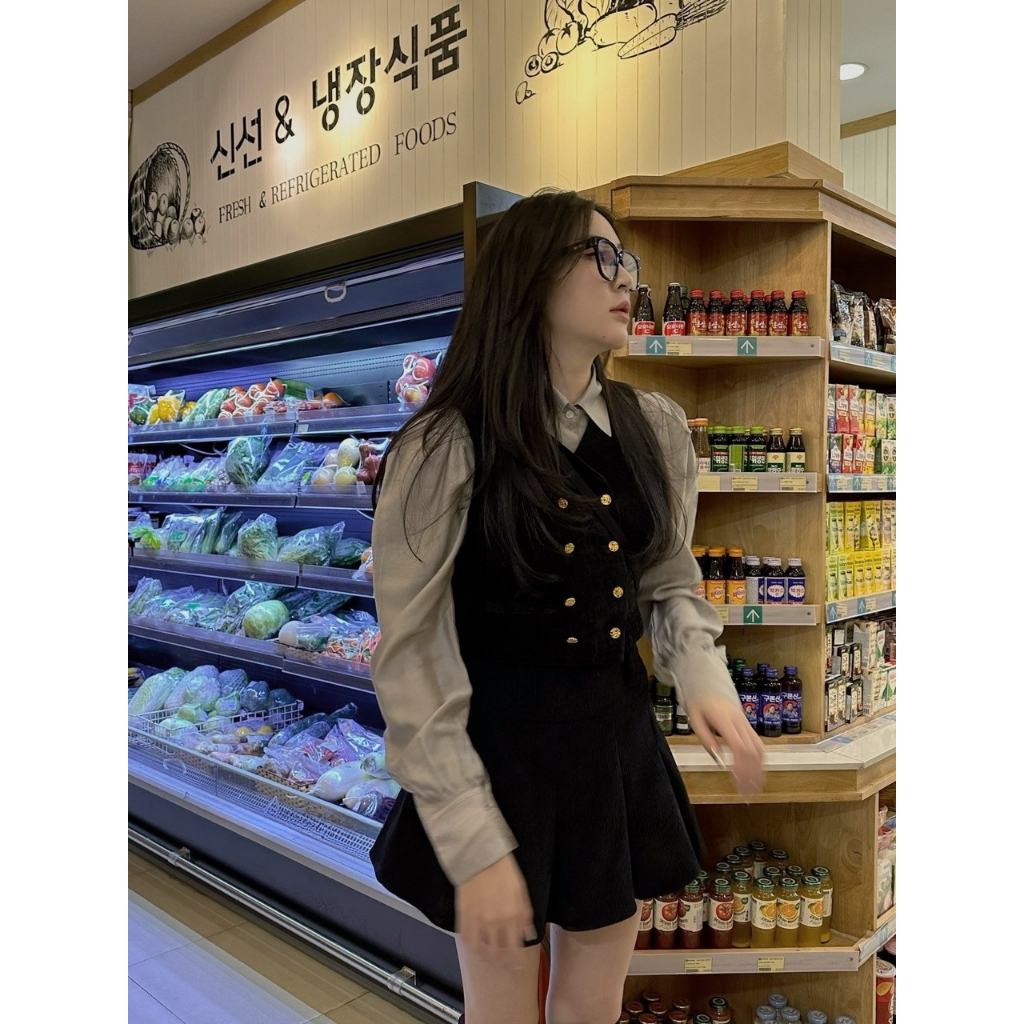 Set nhung nữ ba chi tiết Chililuu áo gile nhung và áo sơ mi tơ xám kèm chân váy nhung xếp ly cực xinh