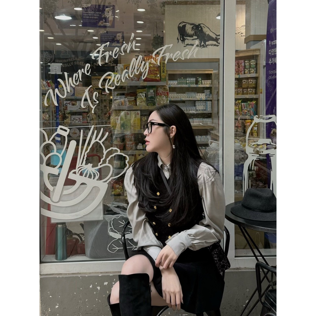 Set nhung nữ ba chi tiết Chililuu áo gile nhung và áo sơ mi tơ xám kèm chân váy nhung xếp ly cực xinh