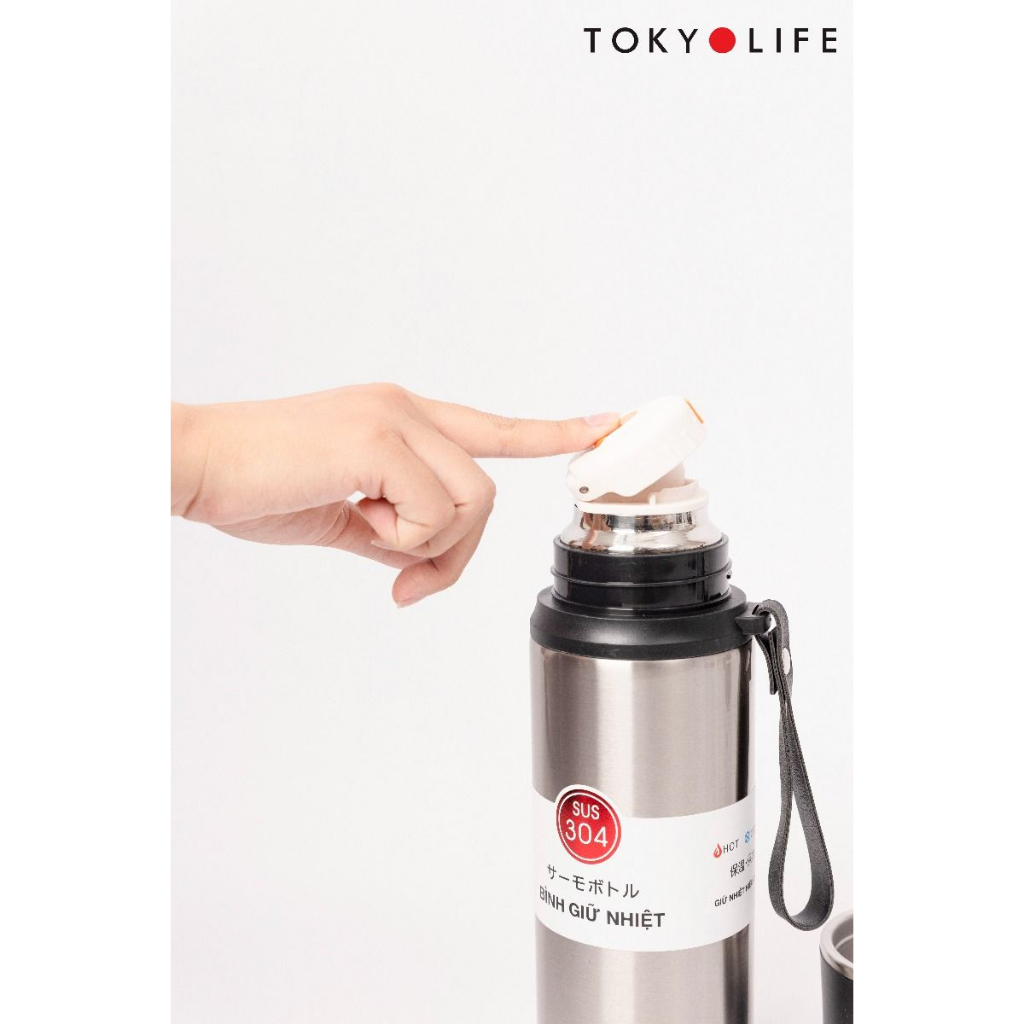 Bình giữ nhiệt tốt có khay lưới lọc trà, dây treo xách TOKYOLIFE C2BOT304L (7x8.2x26.5 cm/820 ml)