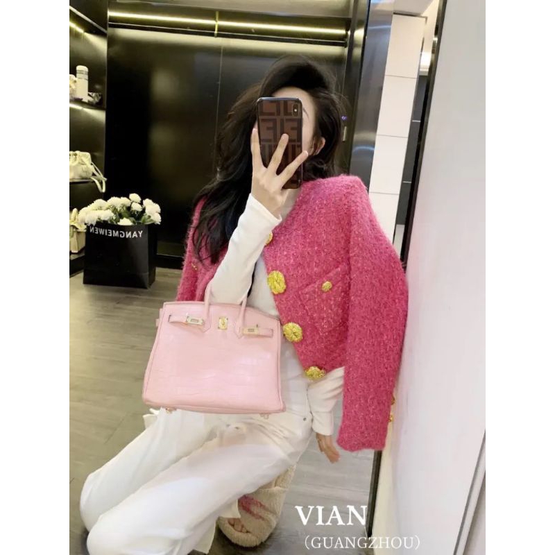 Áo khoác dạ hồng khuy vàng xinh xỉu