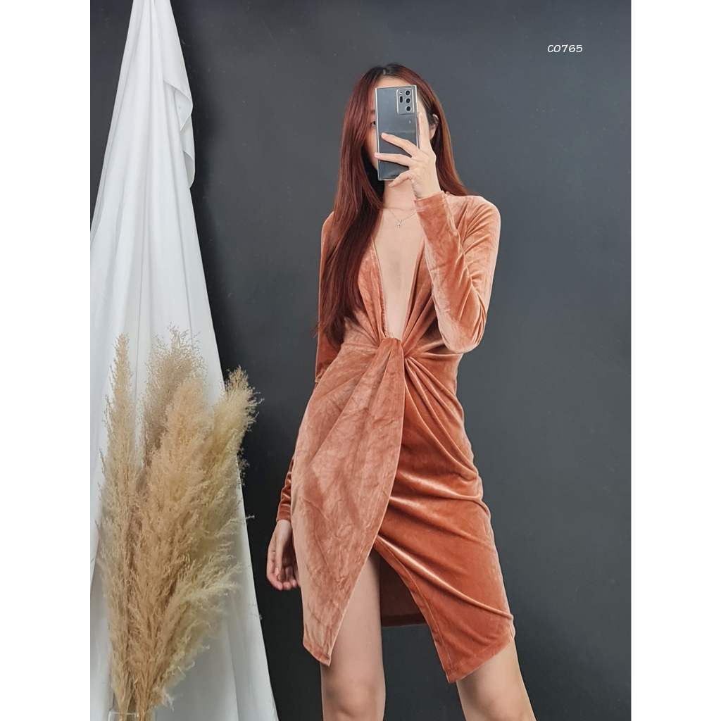 C0765 - 	Đầm nhung xoắn eo cổ tim tay dài, trơn