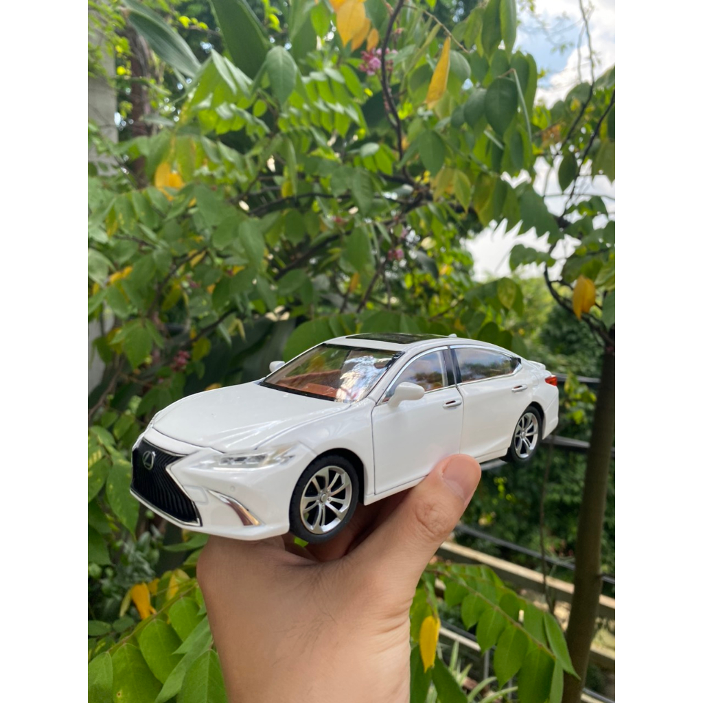 Mô hình xe kim loại Lexus ES300h tỉ lệ 1:24 hãng Jinlifang có đèn và âm thanh