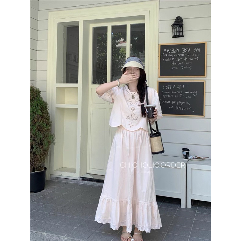 Set váy màu hường thêu rỗng áo sơ mi tay ngắn váy mùa hè váy dài Bộ hai món