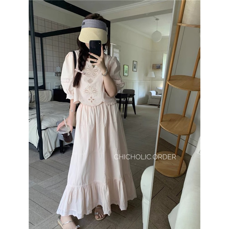 Set váy màu hường thêu rỗng áo sơ mi tay ngắn váy mùa hè váy dài Bộ hai món