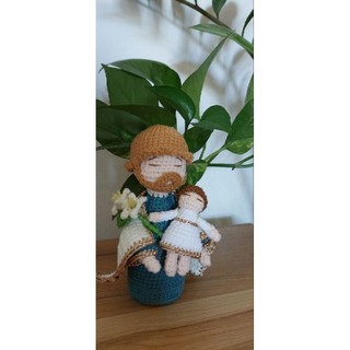 Tượng thánh Giuse bế Chúa Jesus móc len