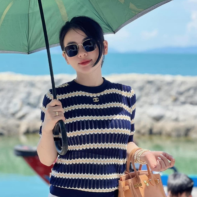 Kính mắt nam nữ mang lên siêu nịnh mặt kính chống tia uv full hộp và khăn hcom379