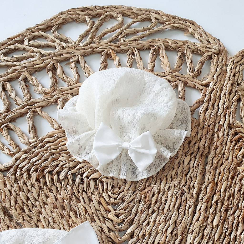 Body cổ bèo nơ eo kèm mũ chất ren nhật màu kem kèm mũ 3-12 Kg,Đồ cho bé gái đầy tháng thôi nôi  mềm mịn