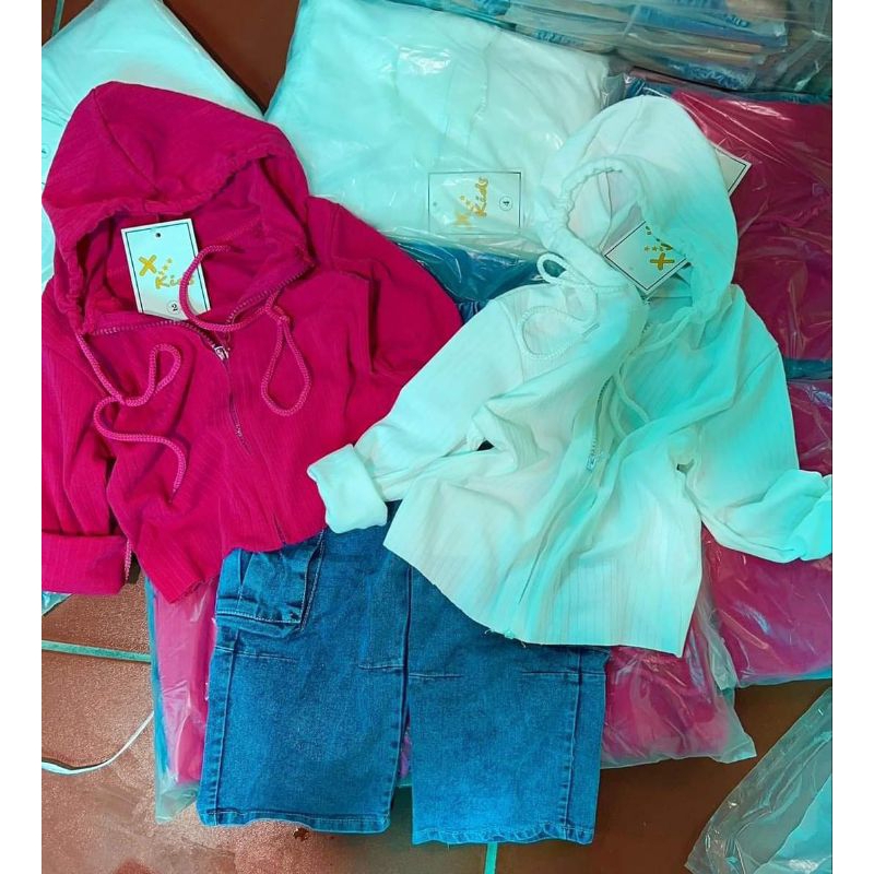 Set thu đông cho bé gái.set áo khoát +quần jean cho bé gái 10 đến 32kg.hình thật trải sàn giùm e ak.mua 1 dc 2