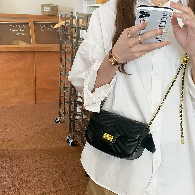 Túi Đeo Chéo Nữ, Túi Đeo Vai Da PU Thêu Trần Trám Dây Da Phối Xích Khóa Chuông Cao Cấp - TD40