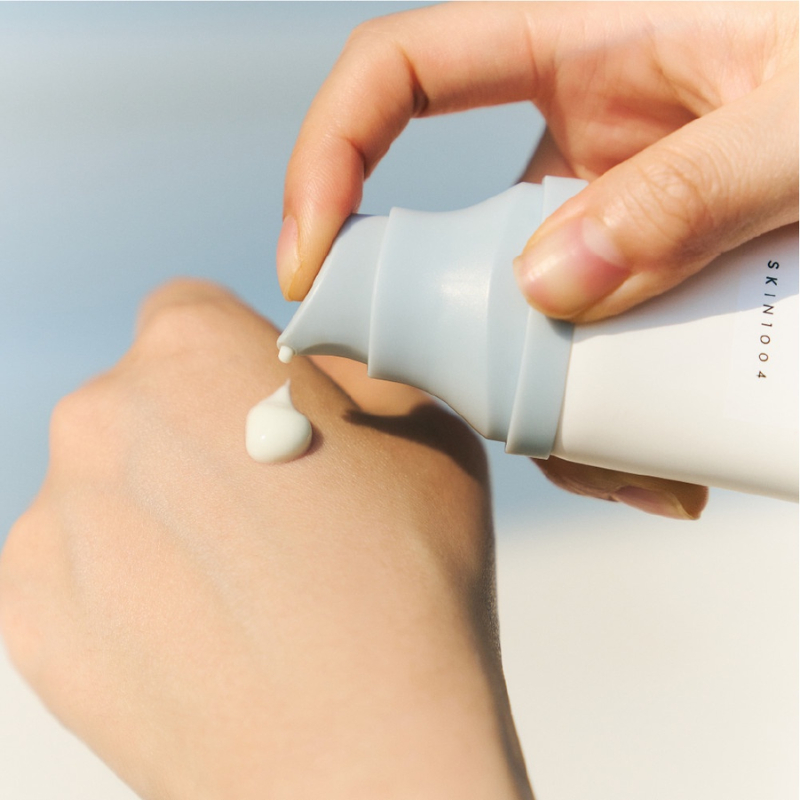 Kem Chống Nắng Cấp Ẩm Skin1004 Madagascar Blue Centella Hyalu-Cica Water-Fit Sun Serum SPF50 PA++++ 50ml - XANH