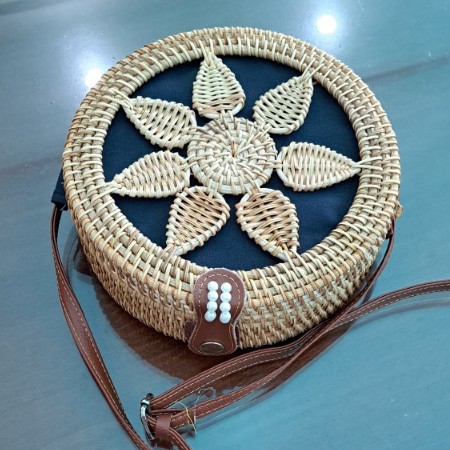 Túi xách mây hình trống tròn đan thủ công có dây da  điều chỉnh độ dài ngắn- họa tiết hoa văn- đeo chéo đeo vai