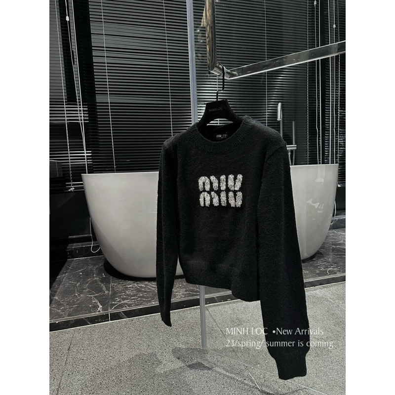 Áo len miu đính đá l1 Bùi Lan Anh