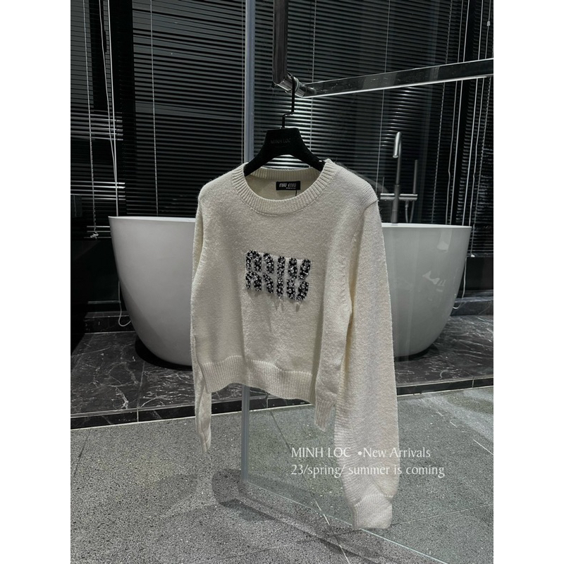 Áo len miu đính đá l1 Bùi Lan Anh