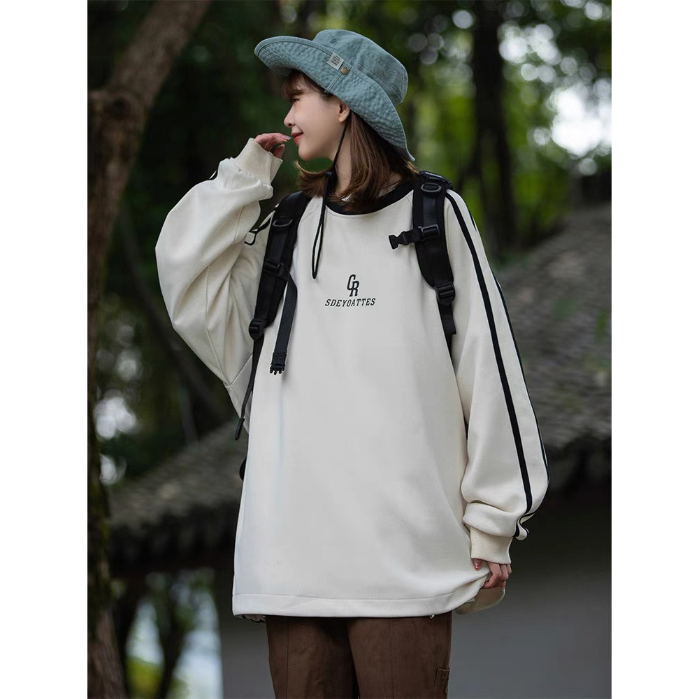 Áo sweater nỉ phối line chữ CR YOATTES trước ngực, nam nữ đều mặc được. X.STORE