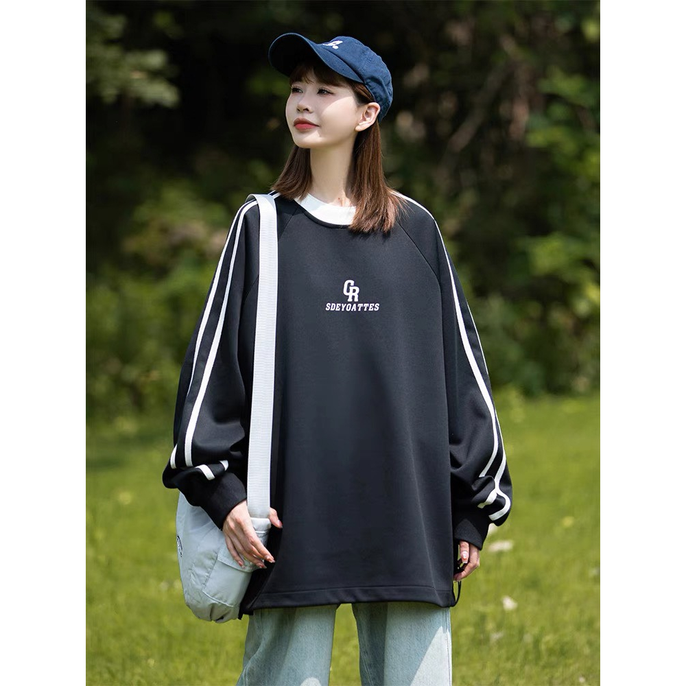 Áo sweater nỉ phối line chữ CR YOATTES trước ngực, nam nữ đều mặc được. X.STORE